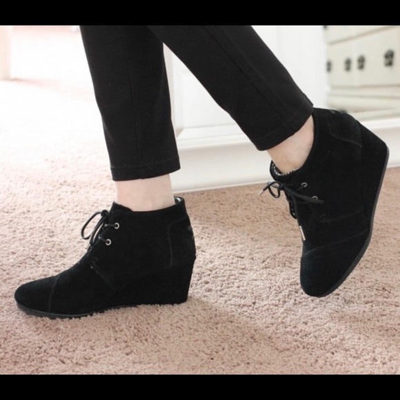 Toms Desert Suede Wedge bootie like new